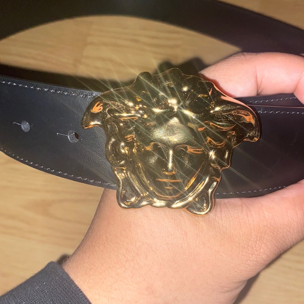 Medusa buckle
Greca embossing
Outside:100% Calf leather
Lining:100% Calf leather